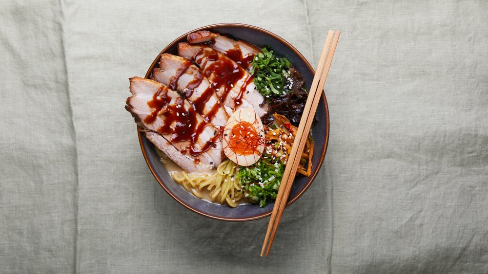 Kimli Tonkatsu-ramen med grillad fläsksida och krämigt ägg